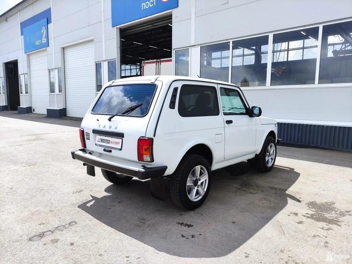 ВАЗ (Lada), Niva Legend, 1690, 83, бензин, внедорожник, механика, полный привод, среднее состояние, левый, белый, 835 000 ₽